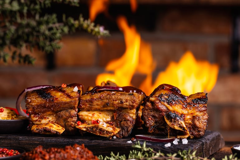 Para poner la carne, hay que esperar a que la parrilla esté bien caliente.