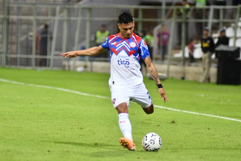 El paraguayo Santiago Arzamendia, futbolista de Cerro Porteño, en el partido contra Sportivo Luqueño por la séptima jornada del torneo Clausura 2023 del fútbol paraguayo en el estadio Villa Alegre, en Encarnación.