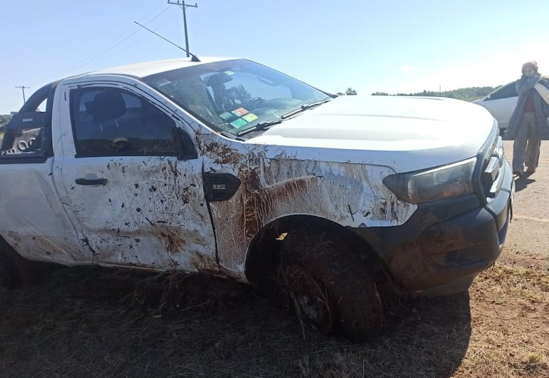 Camioneta volcó tras haber explotado uno de sus neumáticos en San Pedro del Paraná.