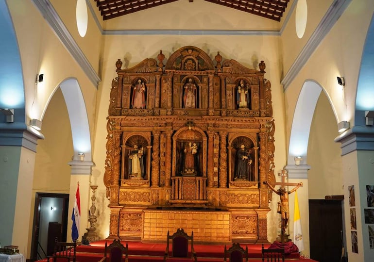 El retablo principal de la Iglesia de Caazapá, que fue elaborado en madera los los nativos en el siglo XVII.