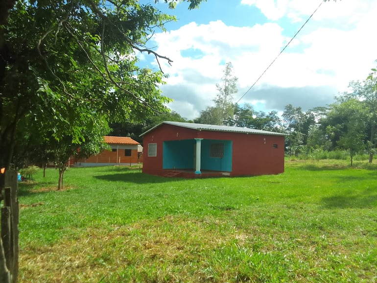 Abuela desalojada de su casa fue localizada esta tarde y se encuentra acampada frente a su vivienda en Yrybucuá