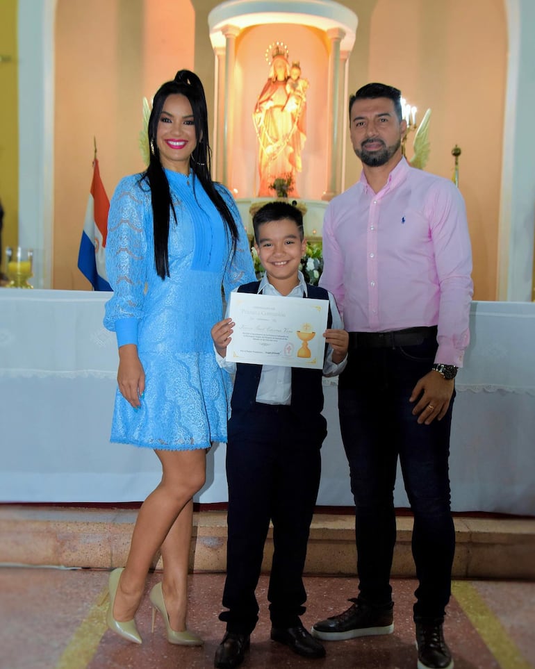 Los orgullosos papás Gloria Vera y Julio Cáceres posando con el tierno Kevin. (Instagram/Gloria Vera)