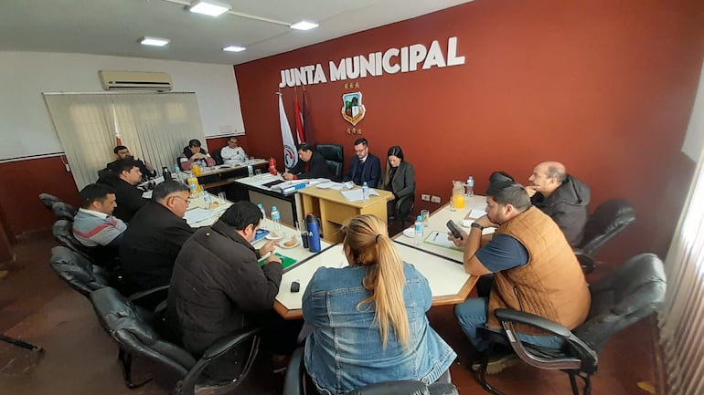 La Junta Municipal de Ñemby, con 9 votos, seis liberales y tres colorados, resolvió aprobar un nuevo pedido de intervención de la administración del intendente colorado Tomás Olmedo (foto de Higinio R. Ruiz Díaz).