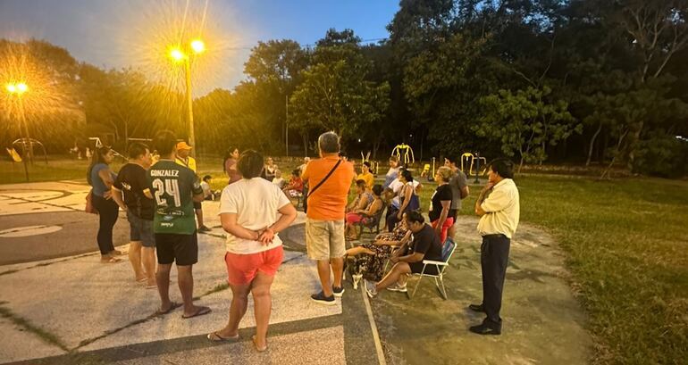 Vecinos de la compañía Pedrozo se reúnen para buscar una salida al problema de la falta agua en la zona.