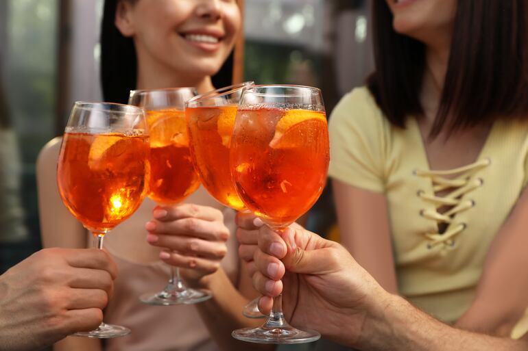 Un brindis entre amigas con Aperol Spritz.