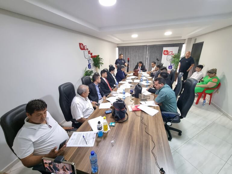 Sesión de la Junta Municipal donde se rechazó el pedido de intervención de la Municipalidad de Saltos del Guairá