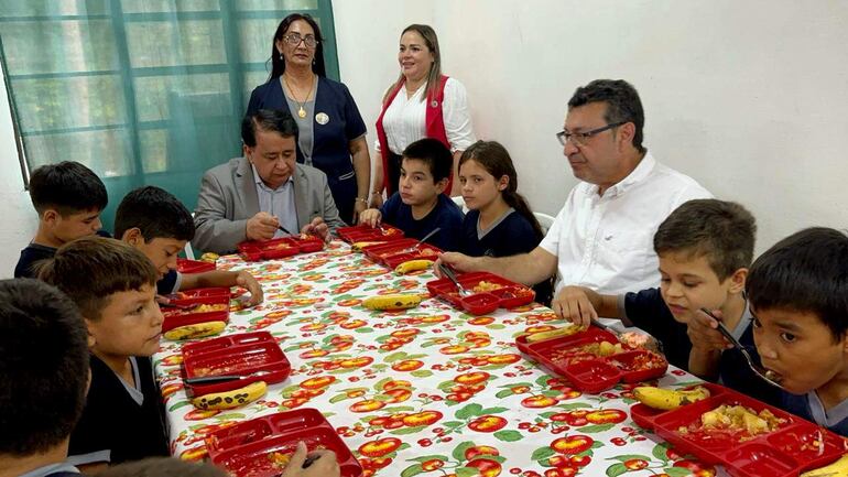 
El gobernador de San Pedro, Freddy D'Ecclesiis, acompañó a los niños de la escuela San Rafael de San Pedro en el inicio oficial del programa almuerzo escolar de este año.