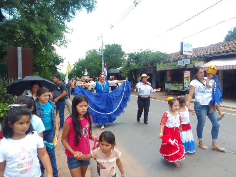 mujeres, niñas, caminan por la ruta