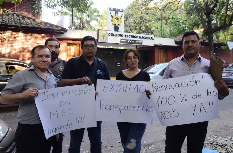 Un grupo de padres protesta frente al Colegio Técnico Nacional en reclamo de supuestas irregularidades de la cooperadora escolar.