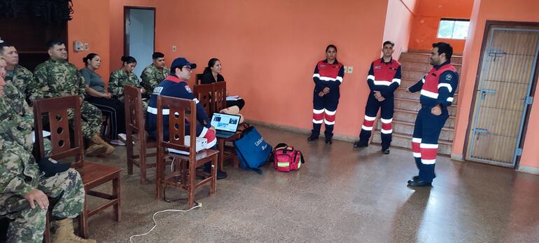 Los bomberos voluntarios Luis María Agüero, Walter González, Shirley Paiva y Alejandro Insfrán, del Cuerpo de Bomberos Voluntarios de Encarnación (CBVE) durante la actividad de instrucción a reservistas navales, el sábado, en Encarnación.