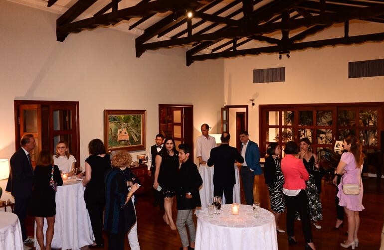 Los invitados disfrutaron de una amena velada en el salón principal de la Embajada de Francia en Paraguay. 