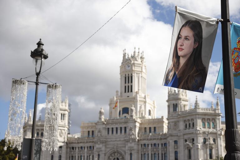 Detalle de unas banderas con la imagen de la Princesa Leonor y el escudo de armas de la princesa de Asturias, instalados en una farola de la capital con motivo del acto de Jura de la Constitución de la Princesa Leonor que tendrá lugar mañana. (EFE/ Aitor Martin)
