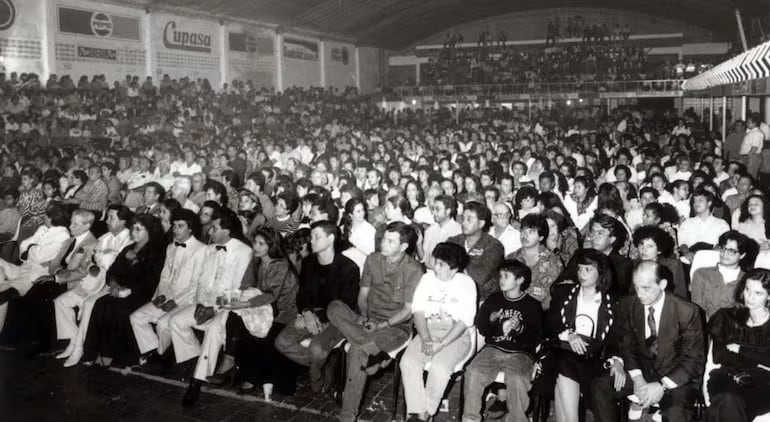 El Festival del Lago Ypacaraí se realizó por primera en 1971 con una importante concurrencia de espectadores en el Club 24 de mayo.