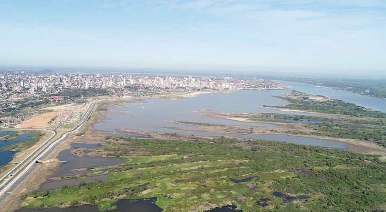 En una fotografía aérea se puede observar la baja del río Paraguay que antes no dejaba ver la arena, a los costados de la costanera, ni la flora.