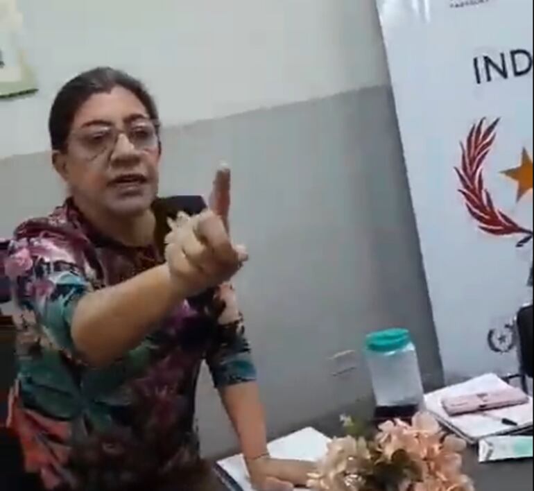 Marlene Ocampos reacciona tras ser increpada por representante de una comunidad indígena.