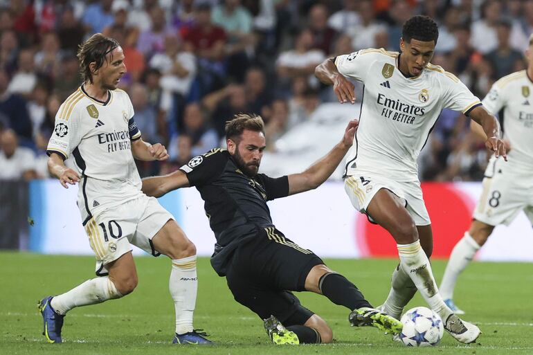 MADRID, 20/09/2023.- El centrocampista inglés del Real Madrid, Jude Bellingham (d), se intenta llevar el balón ante el centrocampista francés del Unión Berlín, Lucas Tousart, durante el encuentro correspondiente a la fase de grupos de la Liga de Campeones que disputan hoy miércoles en el estadio Santiago Bernabéu, en Madrid. EFE / Kiko Huesca.
