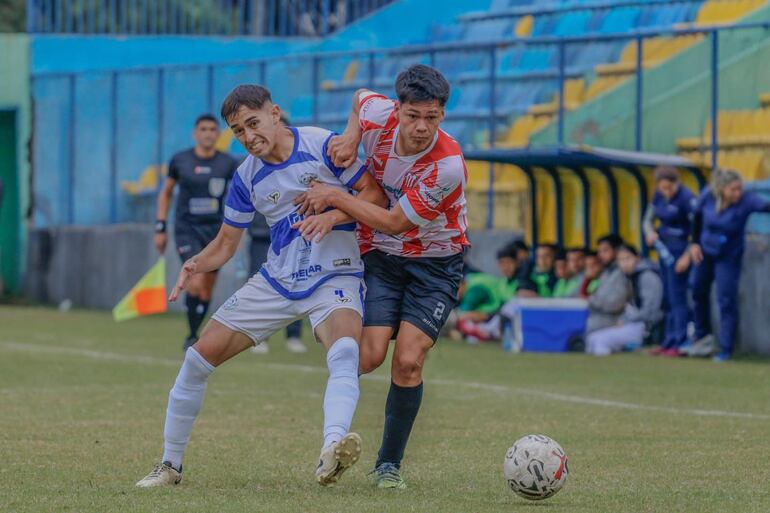 Disputa por el esférico entre Elías Cabañas (izquierda) y Mario Fernando Molas. (Foto: APF)