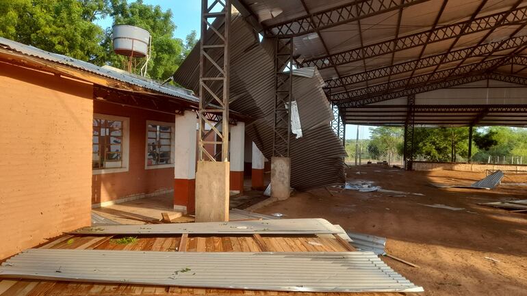 Las aulas y el tinglado de la escuela también fueron afectados por el temporal.