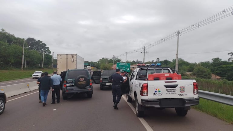 La camioneta Toyota  fue abandonada en plena ruta por lo maleantes que intentaron escapar a pie.