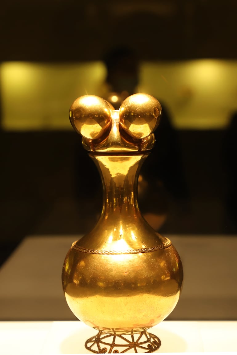 Poporo Quimbaya de la Época  Precolombina. Museo del Oro del Banco de la Republica en Bogota Colombia preserva colecciones arqueologicas que son patrimonio colombiano. Revista dominical 15-07-2024 
Foto MARTA ESCURRA