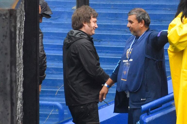 El presidente de Argentina, Javier Milei, llega a votar para elegir presidente Boca Juniors hoy, en el estadio La Bombonera en Buenos Aires (Argentina). 