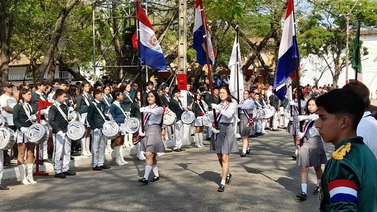 Alumnas abanderadas del Colegio Italiano Santo Tomás marchan durante el desfile frente al palco oficial.