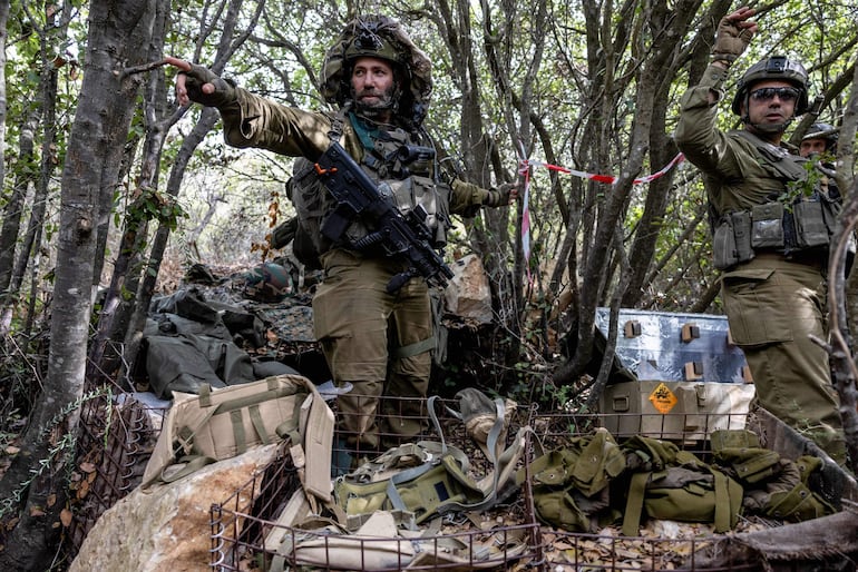 Miembros de las fuezas de Israel patrullan zonas y posiciones de Hezbolá en el sur del Líbano.