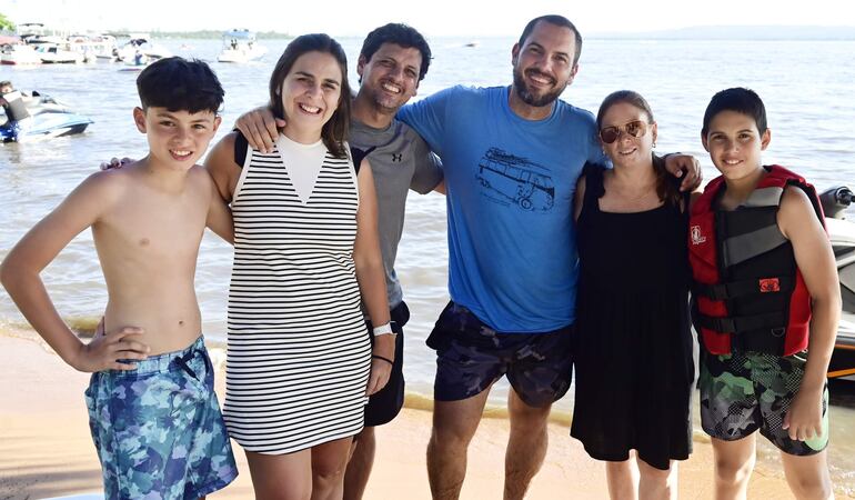 Joaquín, Sole y Francisco Marín; Iván, Vero y Fede Hoberuk.