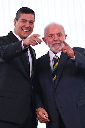 BRA50. BRASILIA (BRASIL), 15/01/2024.- El presidente de Brasil, Luiz Inácio Lula da Silva (d), recibe a su homólogo de Paraguay, Santiago Peña (d), hoy, en el Palacio del Itamaraty, en Brasilia (Brasil). Lula da Silva recibe este lunes a Santiago Peña en una reunión en la que conversarán sobre la revisión del tratado de Itaipú entre ambos países y sobre el Mercosur. EFE/ Andre Borges
