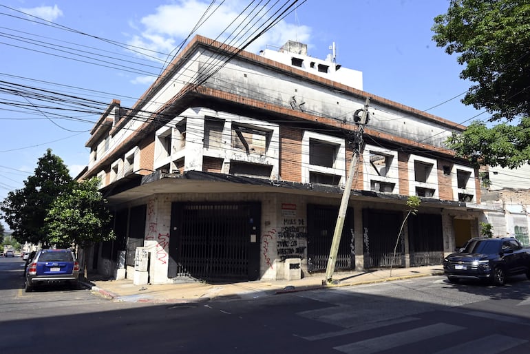 Los edificios abandonados se utilizan como "aguantadero", denuncian los vecinos.