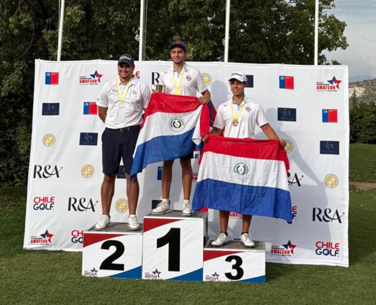 El campeón Benjamín Fernández (c) junto al colombiano Carlos Ardila y Erich Fortlage en el podio.