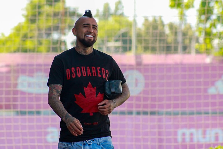 AME6118. SANTIAGO (CHILE), 11/11/2024.- Fotografía cedida por la Federación de Fútbol de Chile (FFCh) del futbolista chileno Arturo Vidal durante el entrenamiento este lunes en el complejo deportivo Juan Pinto Durán, en Santiago (Chile). El seleccionador de Chile, Ricardo Gareca, cedió ante el clamor popular en Chile y aceptó convocar al volante de Colo Colo Arturo Vidal, referente de la Generación Dorada, para la crucial fecha de las eliminatorias de clasificación para el mundial 2026, en la que Chile apurará sus últimas opciones frente a Perú y Venezuela. EFE/ Federación de Fútbol de Chile /SOLO USO EDITORIAL/SOLO DISPONIBLE PARA ILUSTRAR LA NOTICIA QUE ACOMPAÑA (CRÉDITO OBLIGATORIO)MÁXIMA CALIDAD DISPONIBLE
