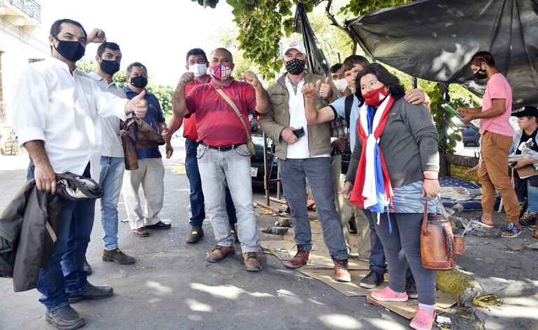 Líderes de organizaciones sociales levantaron su protesta sin lograr la destitución del ministro Carlos Pereira. En días más, se ejecutan los US$ 47 millones del plan de reactivación económica.