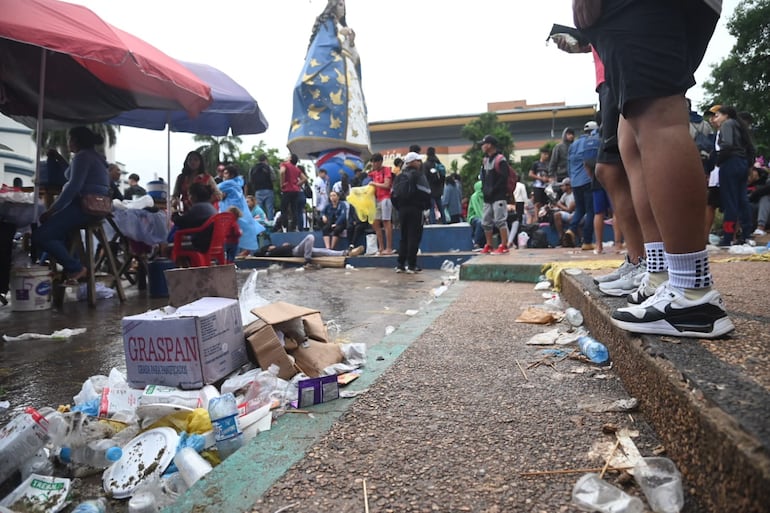 Peregrinos dejaron la ciudad de Caacupé repleta de basura.