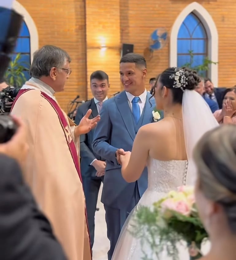 Alex Arce y Clarissa Fernández  recibiendo la bendición nupcial. (Instagram/Alex Arce)