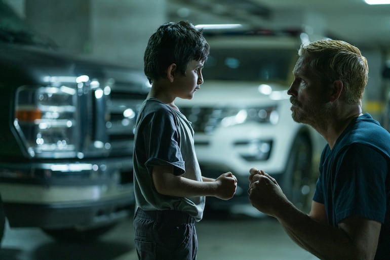 Jim Caviezel (derecha) interpretando a Tim Ballard en una escena de la película "Sound of Freedom".