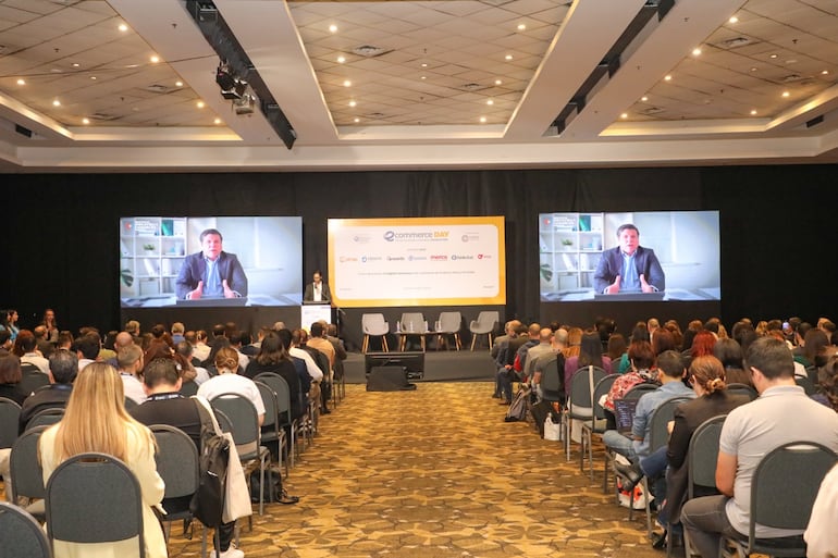 Una importante concurrencia registró el evento "eCommerce Day Paraguay". El ministro de Industria y Comercio, Javier Giménez, participó de manera virtual, quien aparece en pantalla.