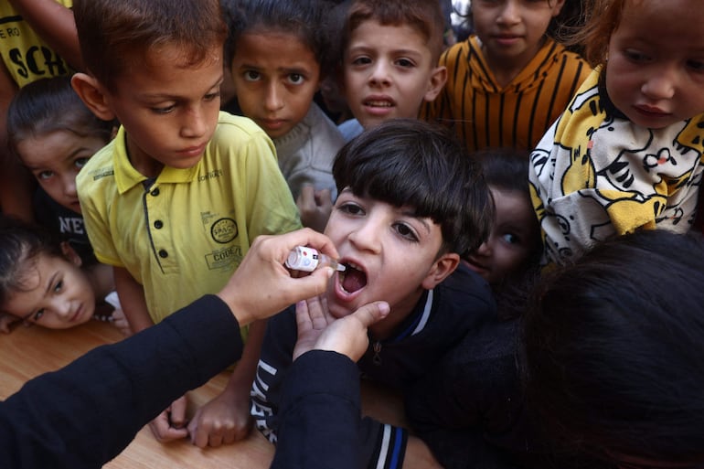 Un niño recibe una dosis de la vacuna contra la polio en Jan Yunis, en el sur de la Franja de Gaza, el pasado 19 de octubre.