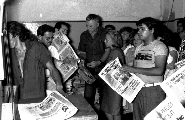 El director Aldo Zuccolillo (centro y de camisa oscura) verifica la impresión y los primeros ejemplares que llegarían a los lectores.