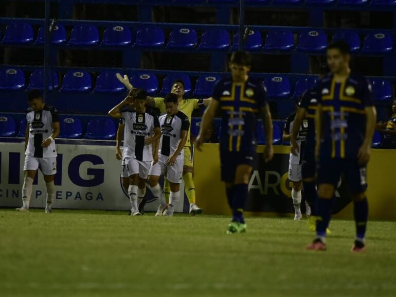 Los futbolistas de Tacuary celebran un gol en el partido frente a Sportivo Trinidense por el fútbol paraguayo en el estadio Luis Alfonso Giagni, en Villa Elisa.