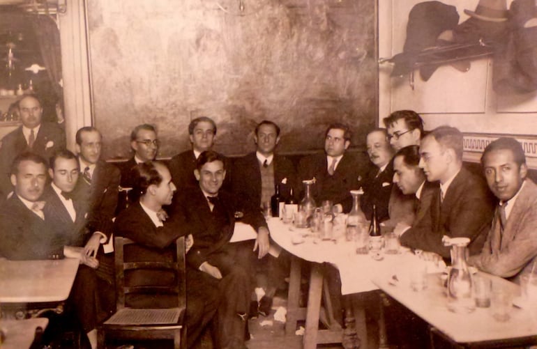 Ramón Gómez de la Serna (sexto desde la derecha), en la tertulia del Café de Pombo. Madrid, 1929.