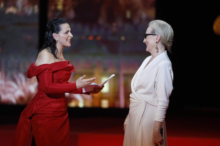 La actriz francesa Juliette Binoche fue la encargada de entregar el reconocimiento a Meryl Streep y destacó su aporte para las mujeres en la industria del cine.