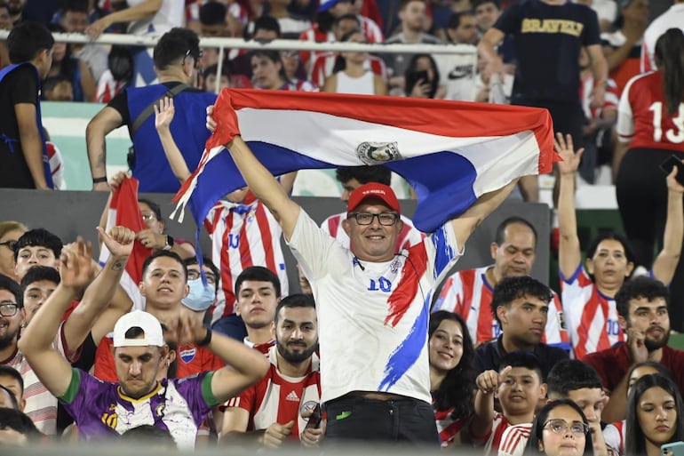 Los aficionados de Paraguay en el estadio Defensores del Chaco en la previa del partido contra Brasil por las Eliminatorias Sudamericanas 2026.