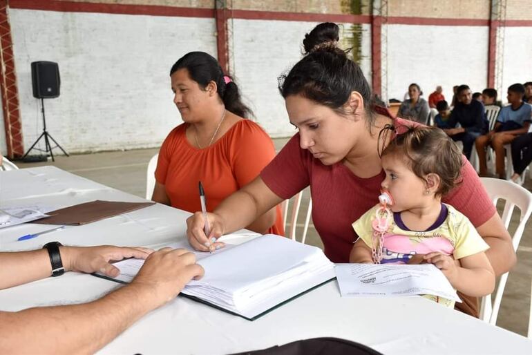 Entregan subsidios a familias de escasos recursos para una vivienda digna.