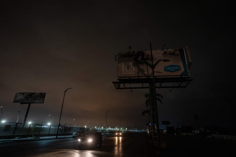 El Ministerio de Energía y Minas anunció este domingo que la próxima semana se mantendrán los apagones, de hasta 14  horas, debido a la crisis energética que atraviesa Ecuador.