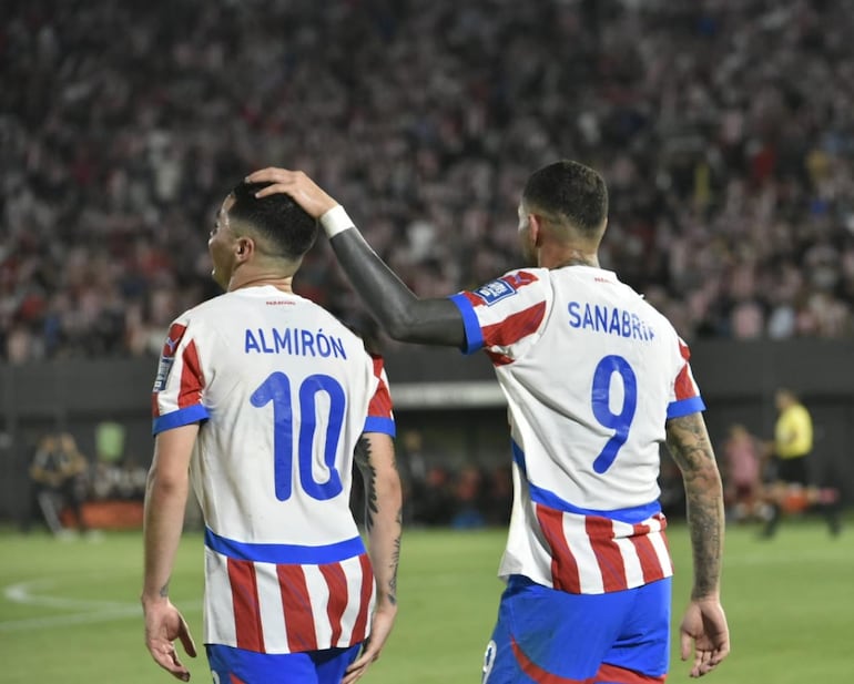 Miguel Almirón y Antonio Sanabria (d), jugadores de la selección de Paraguay, festejan un gol en un partido frente a Venezuela por la fecha 10 de las Eliminatorias Sudamericanas 2026 en el estadio Defensores del Chaco, en Asunción.