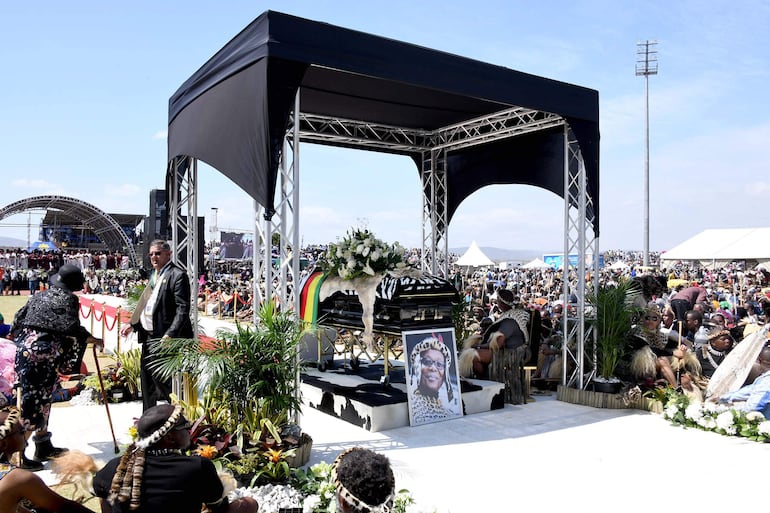 Una fotografía de GCIS (Servicios de Información del Gobierno) muestra a los dolientes sentados cerca del ataúd del difunto Príncipe Mangosuthu Buthelezi durante su funeral de estado oficial en el Mangosuthu Buthelezi en el estadio regional de Mangosuthu en Ulundi, provincia de KwaZulu-Natal, Sudáfrica.