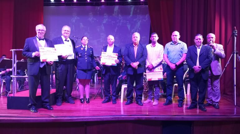 Los maestros de orquesta recibieron varios certificados de gratitud y reconocimiento por parte de las autoridades de la Policía Nacional y de la Municipalidad de San Lorenzo.