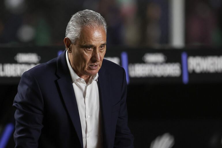 El brasileño Tite, entrenador de Flamengo, en el partido frente a Bolívar por la revancha de los octavos de final de la Copa Libertadores 2024 en el estadio Hernando Siles, en La Paz, Bolivia.