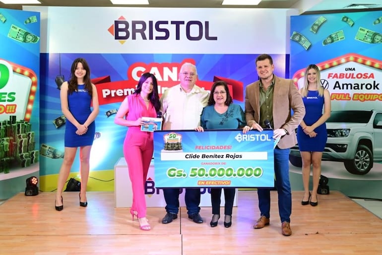 La feliz primera ganadora de Bristol de los 50 millones de guaraníes en efectivo, Clide Benítez Rojas, recibió su premio.